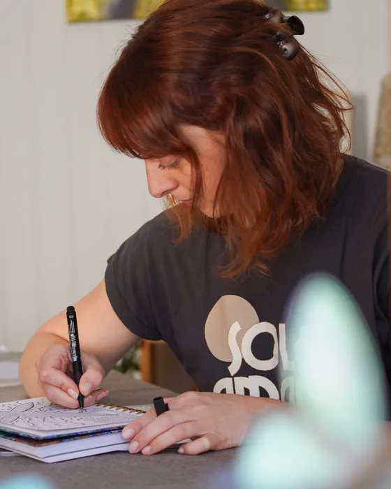 Carine Couerbe en train de dessiner un motif de dessin méditatif